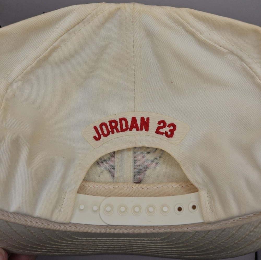 Vintage 90's Chicago Bulls Michael Jordan 23 Signature White Snapback Hat - Picture 6 of 6
